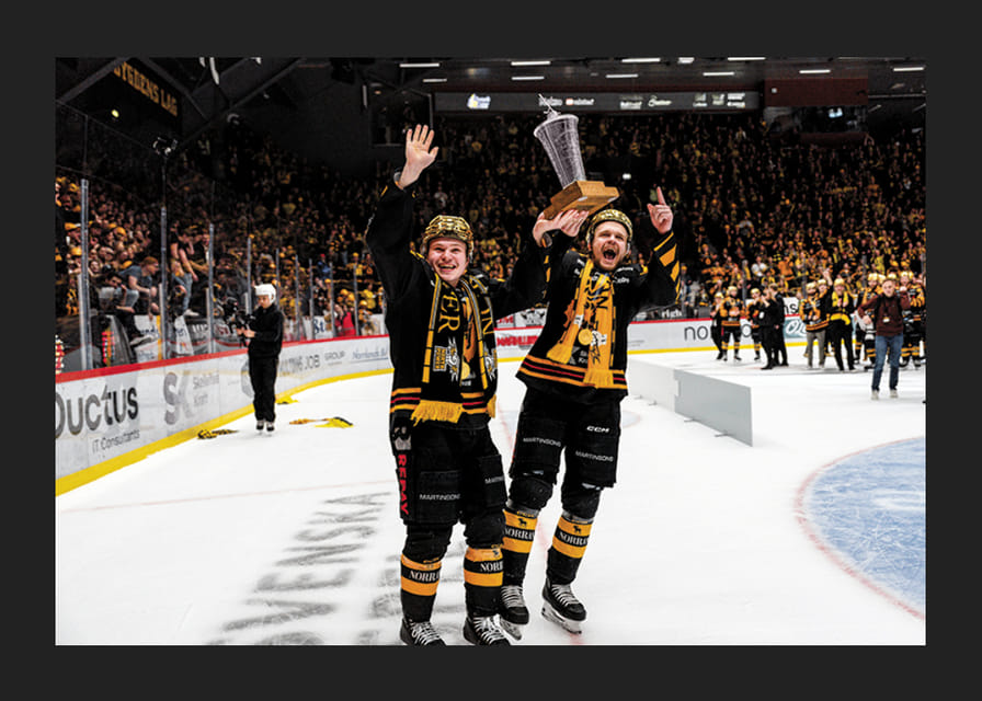 Zeb Forsfjäll och Måns Forsfjäll jublar med LeMat pokalen-12