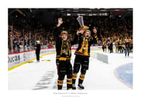 Zeb Forsfjäll och Måns Forsfjäll jublar med LeMat pokalen-1