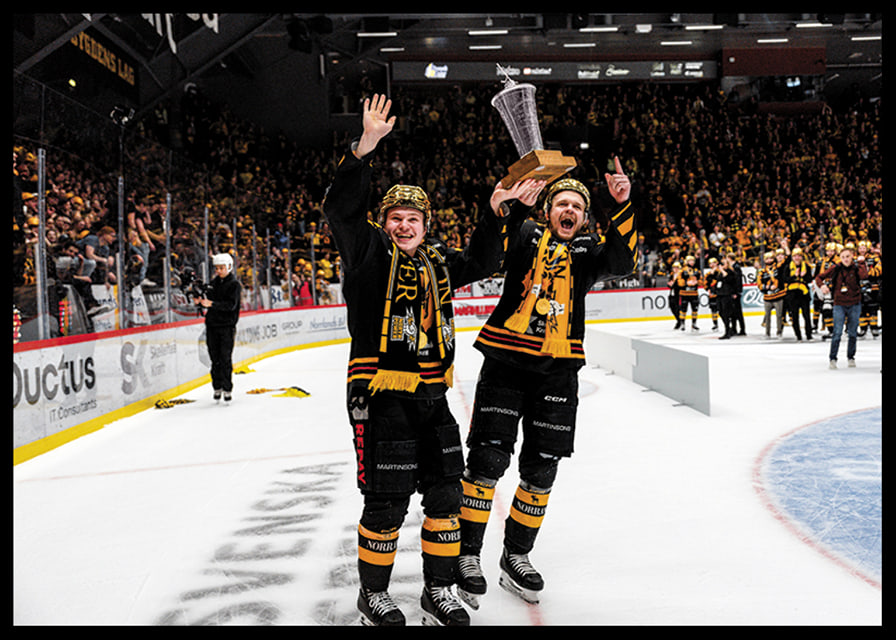 Zeb Forsfjäll och Måns Forsfjäll jublar med LeMat pokalen-12
