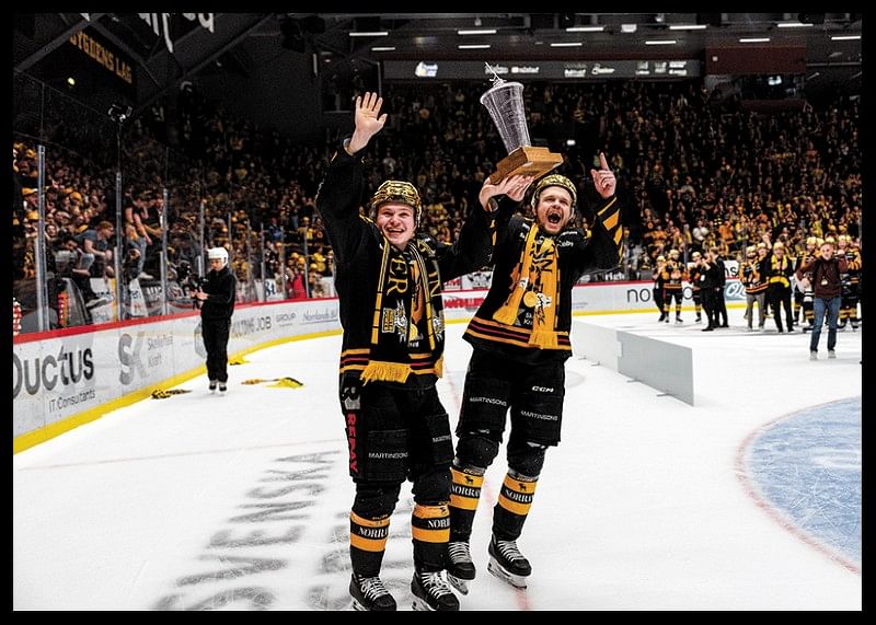 Zeb Forsfjäll och Måns Forsfjäll jublar med LeMat pokalen-12