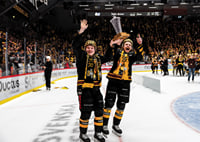 Zeb Forsfjäll och Måns Forsfjäll jublar med LeMat pokalen-9