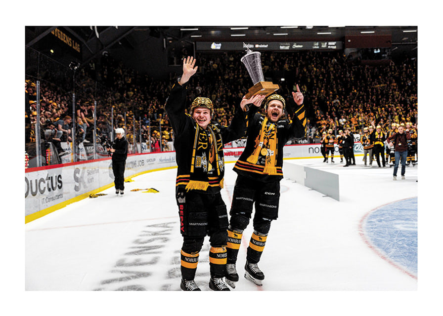 Zeb Forsfjäll och Måns Forsfjäll jublar med LeMat pokalen-12