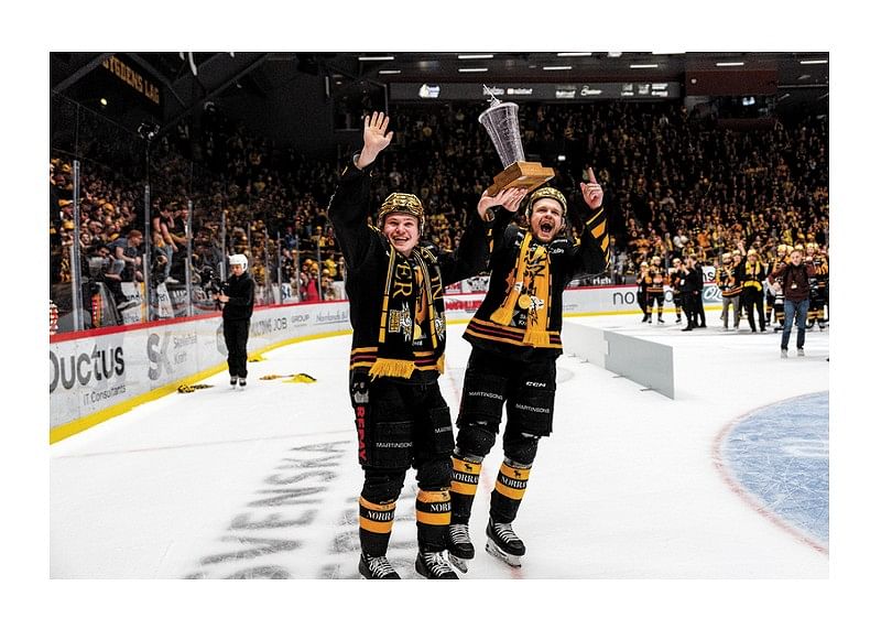 Zeb Forsfjäll och Måns Forsfjäll jublar med LeMat pokalen-12