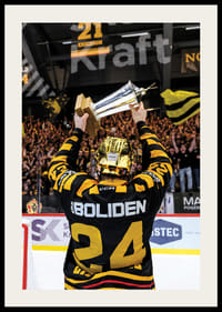 Oscar Lindberg jublar med pokalen efter final fem-4