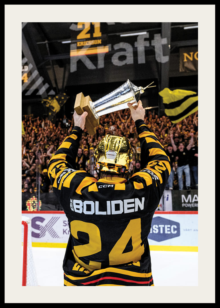 Oscar Lindberg jublar med pokalen efter final fem-12