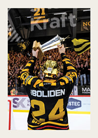 Oscar Lindberg jublar med pokalen efter final fem-5
