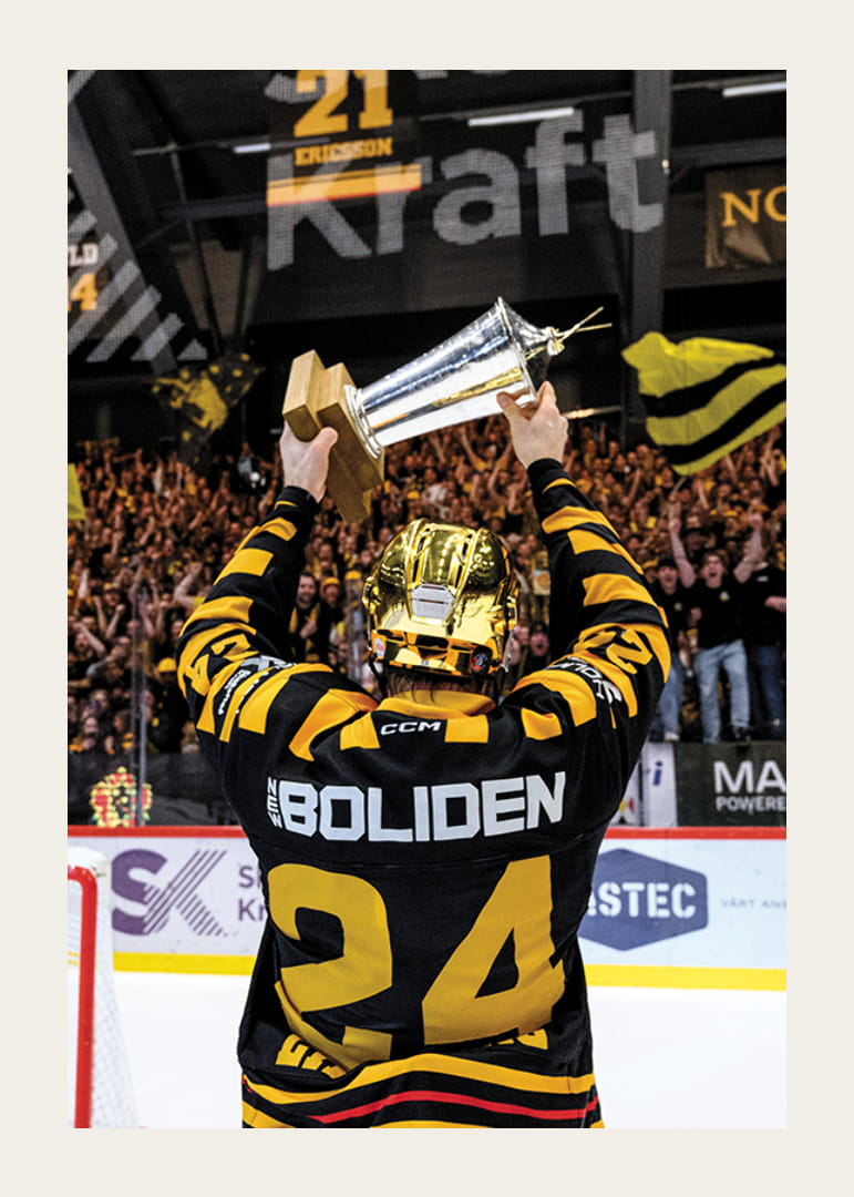 Oscar Lindberg jublar med pokalen efter final fem-12