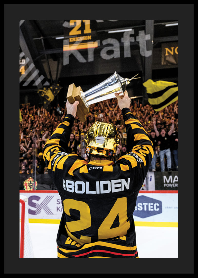 Oscar Lindberg jublar med pokalen efter final fem-12