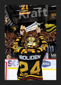 Oscar Lindberg jublar med pokalen efter final fem-7