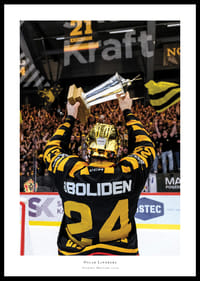 Oscar Lindberg jublar med pokalen efter final fem-0