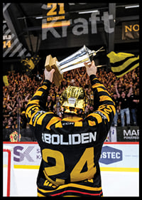 Oscar Lindberg jublar med pokalen efter final fem-8