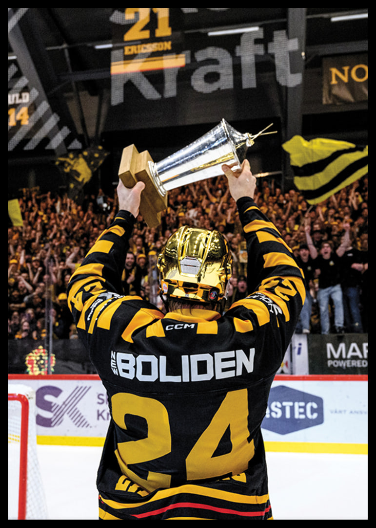 Oscar Lindberg jublar med pokalen efter final fem-12