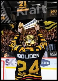 Oscar Lindberg jublar med pokalen efter final fem-2