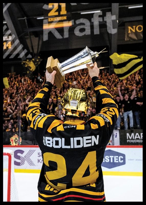 Oscar Lindberg jublar med pokalen efter final fem-12