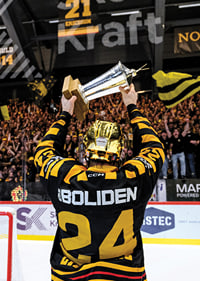 Oscar Lindberg jublar med pokalen efter final fem-9