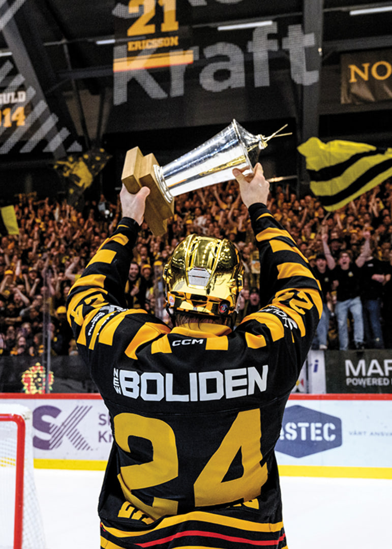 Oscar Lindberg jublar med pokalen efter final fem-12