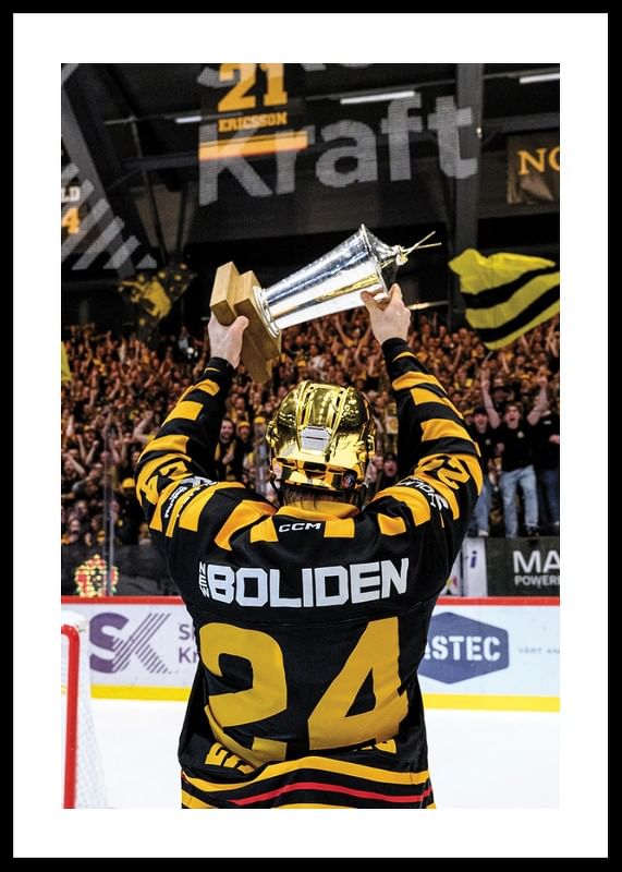Oscar Lindberg jublar med pokalen efter final fem-12