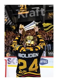 Oscar Lindberg jublar med pokalen efter final fem-1