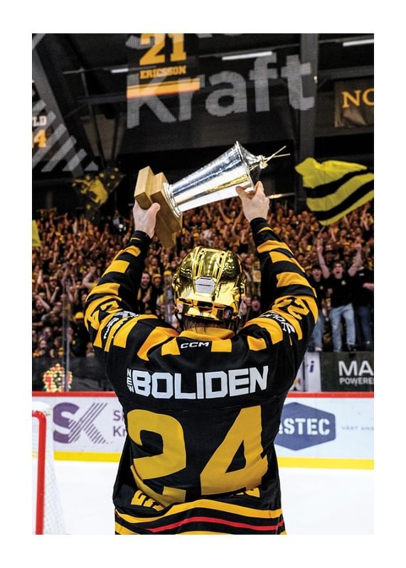 Poster Oscar Lindberg Med Pokalen Skellefteå AIK