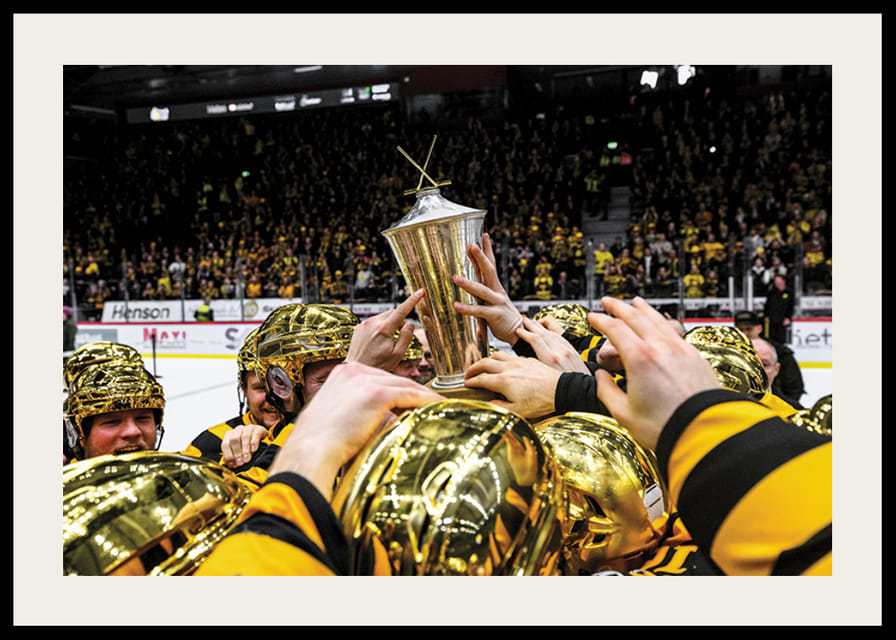 Skellefteås spelare jublar med pokalen efter final fem -12