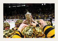 Skellefteås spelare jublar med pokalen efter final fem -5