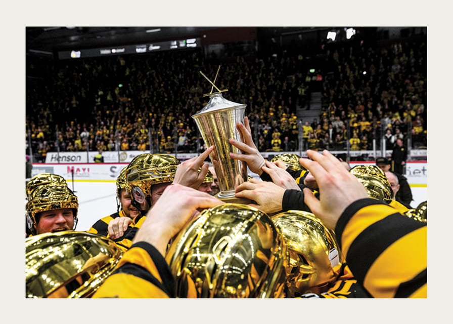 Skellefteås spelare jublar med pokalen efter final fem -12