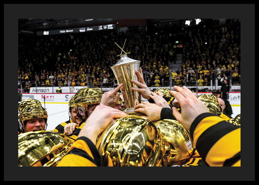 Skellefteås spelare jublar med pokalen efter final fem -12