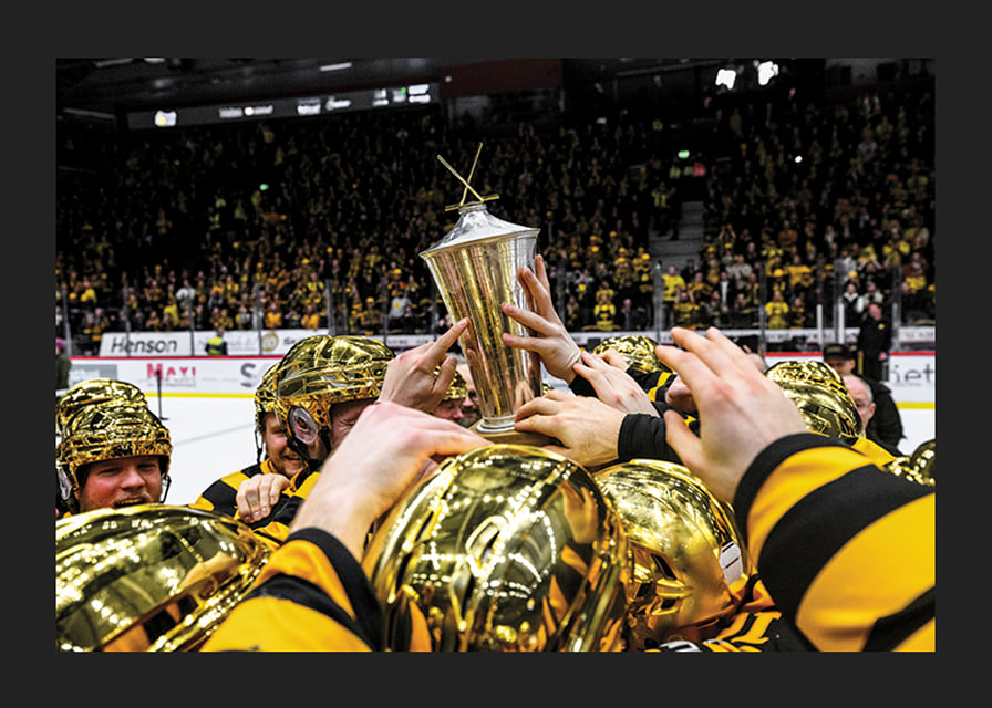 Skellefteås spelare jublar med pokalen efter final fem -12