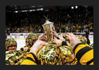 Skellefteås spelare jublar med pokalen efter final fem -7