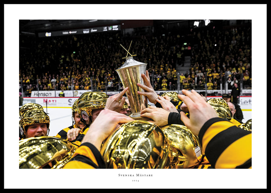 Skellefteås spelare jublar med pokalen efter final fem -12
