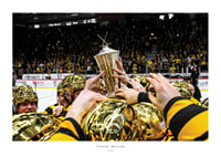 Skellefteås spelare jublar med pokalen efter final fem -1