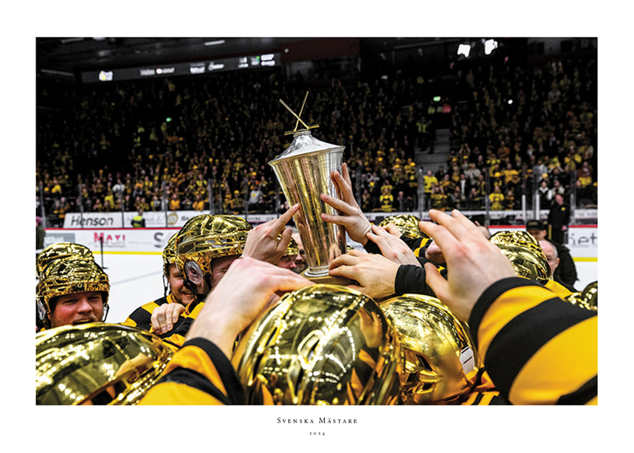 Skellefteås spelare jublar med pokalen efter final fem -12