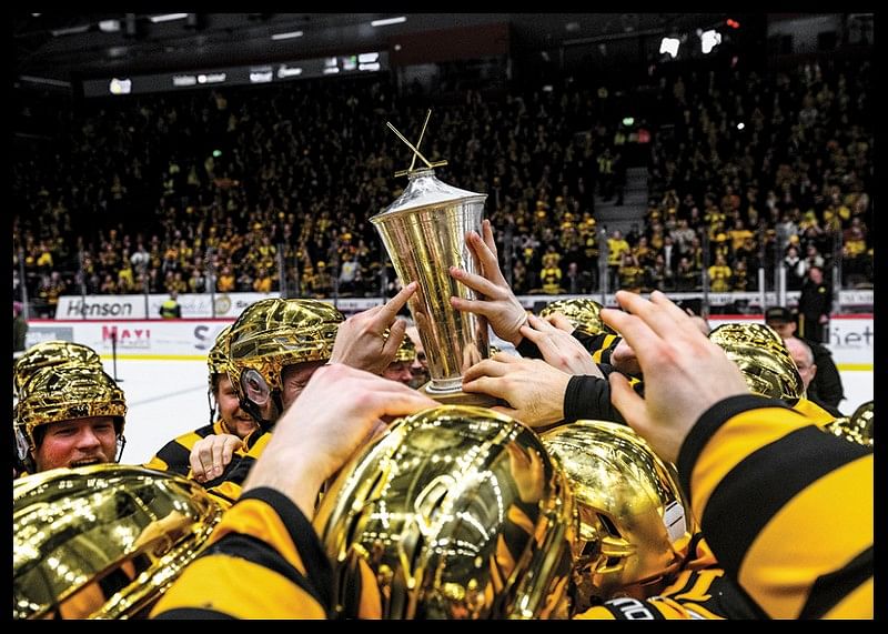Skellefteås spelare jublar med pokalen efter final fem -12