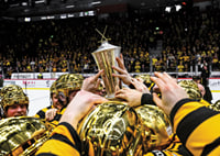 Skellefteås spelare jublar med pokalen efter final fem -9
