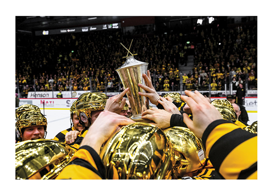 Skellefteås spelare jublar med pokalen efter final fem -12