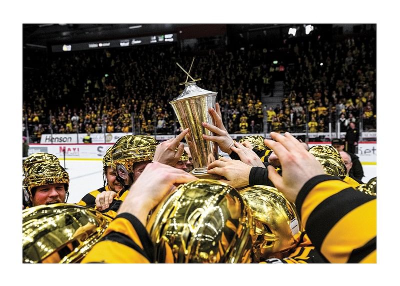Skellefteås spelare jublar med pokalen efter final fem -12