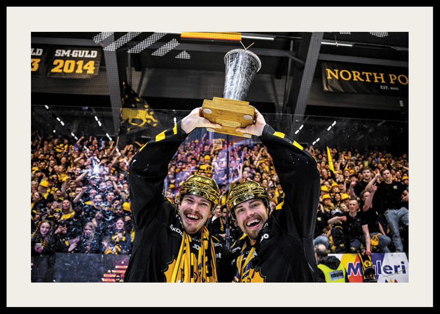 Skellefteås Jonathan Johnson och Andreas Johnson jublar med pokalen efter final fem i SHL -12