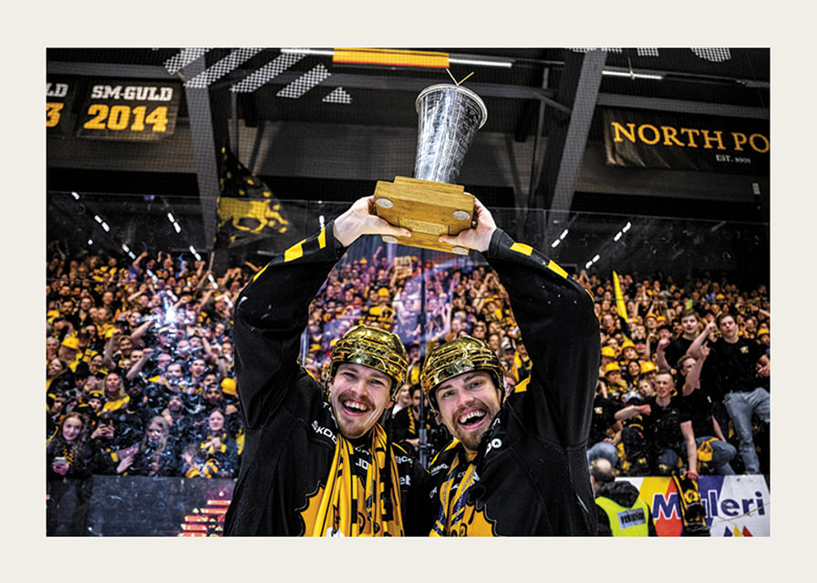 Skellefteås Jonathan Johnson och Andreas Johnson jublar med pokalen efter final fem i SHL -12