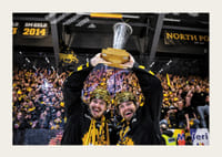 Skellefteås Jonathan Johnson och Andreas Johnson jublar med pokalen efter final fem i SHL -5