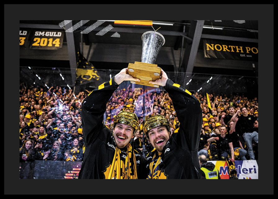 Skellefteås Jonathan Johnson och Andreas Johnson jublar med pokalen efter final fem i SHL -12