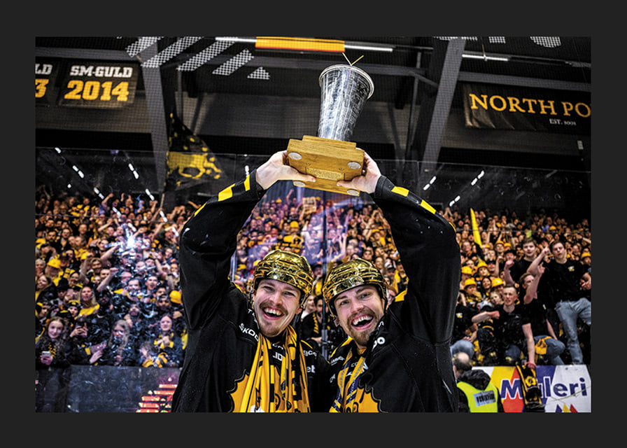 Skellefteås Jonathan Johnson och Andreas Johnson jublar med pokalen efter final fem i SHL -12