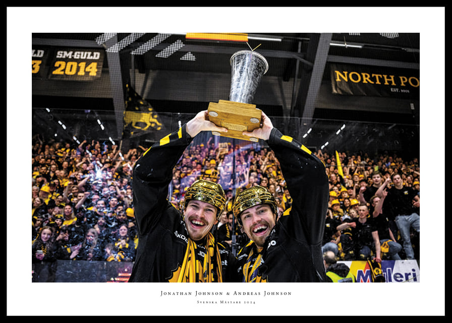 Skellefteås Jonathan Johnson och Andreas Johnson jublar med pokalen efter final fem i SHL -12