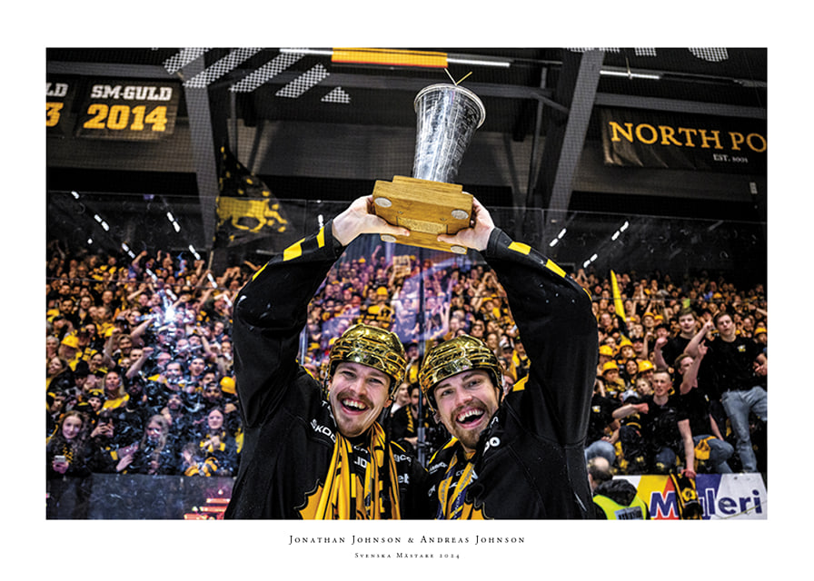 Skellefteås Jonathan Johnson och Andreas Johnson jublar med pokalen efter final fem i SHL -12