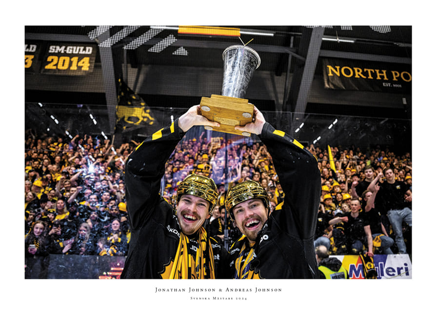 Skellefteås Jonathan Johnson och Andreas Johnson jublar med pokalen efter final fem i SHL -12