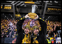 Skellefteås Jonathan Johnson och Andreas Johnson jublar med pokalen efter final fem i SHL -8