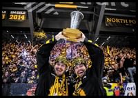 Skellefteås Jonathan Johnson och Andreas Johnson jublar med pokalen efter final fem i SHL -2
