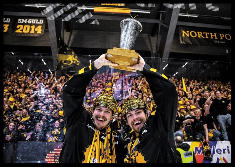 Skellefteås Jonathan Johnson och Andreas Johnson jublar med pokalen efter final fem i SHL -12