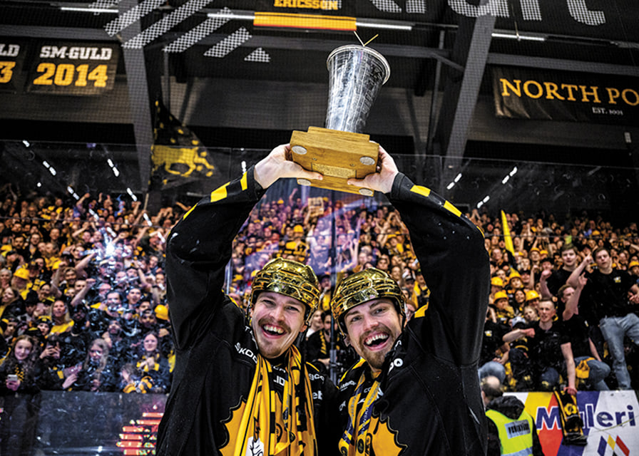 Skellefteås Jonathan Johnson och Andreas Johnson jublar med pokalen efter final fem i SHL -12