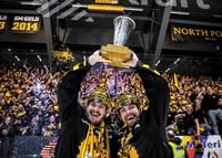 Skellefteås Jonathan Johnson och Andreas Johnson jublar med pokalen efter final fem i SHL -3