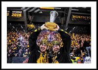 Skellefteås Jonathan Johnson och Andreas Johnson jublar med pokalen efter final fem i SHL -2